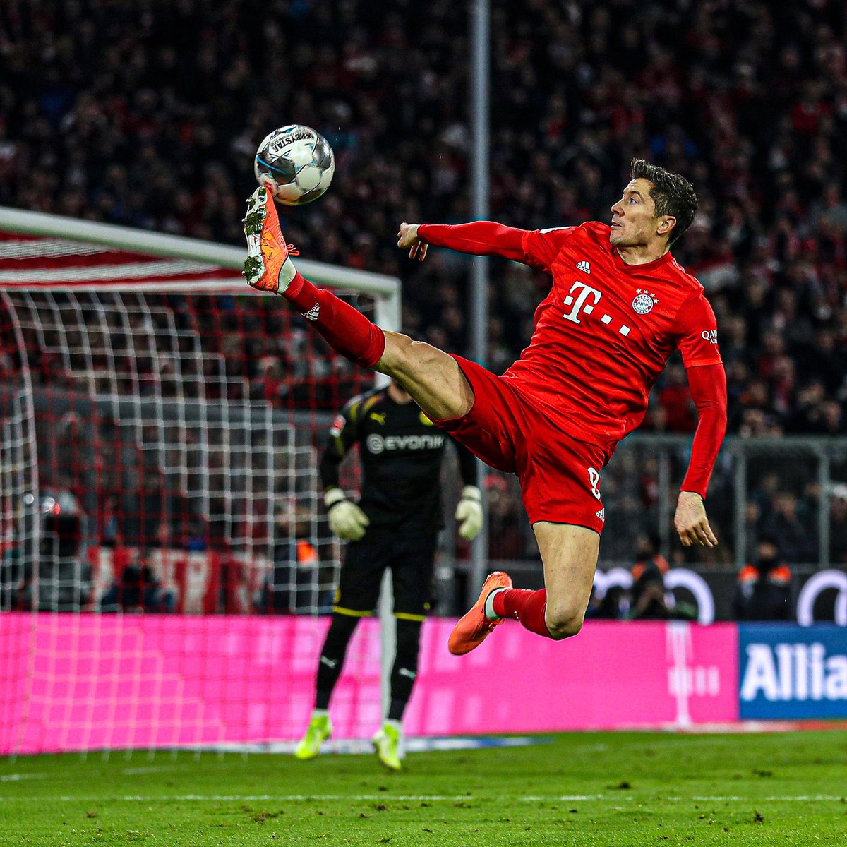 曾凡博外线冲抢篮板 篮下再起抛投得分